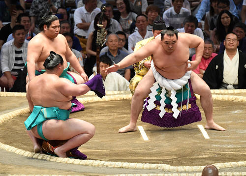 土俵入りを行う鶴竜（撮影・前岡正明）