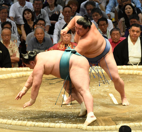 正代（右）は玉鷲を破る（撮影・前岡正明）