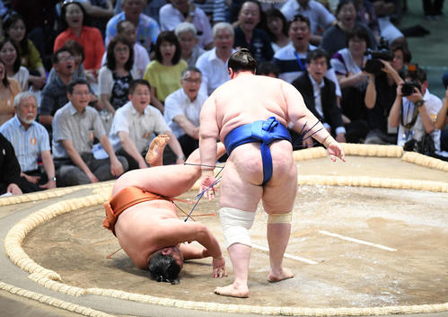 御嶽海（左）ははたき込みで碧山に敗れる（撮影・加藤諒）