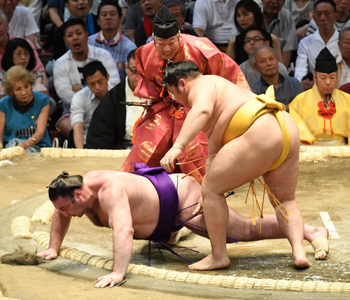 遠藤（右）は栃ノ心を上手出し投げで破る（撮影・前岡正明）
