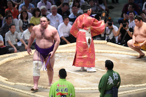 遠藤（右）に敗れて肩を落とす栃ノ心（撮影・加藤諒）