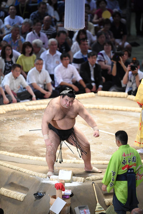 北勝富士との一番に臨む高安（撮影・加藤諒）