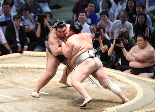 高安（左）は北勝富士を押し出しで下す（撮影・加藤諒）