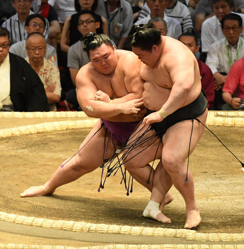 朝乃山（左）は豪栄道を寄り切りで破る（撮影・前岡正明）