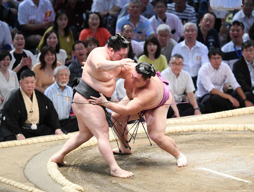 朝乃山（右）は寄り切りで豪栄道を下す（撮影・加藤諒）