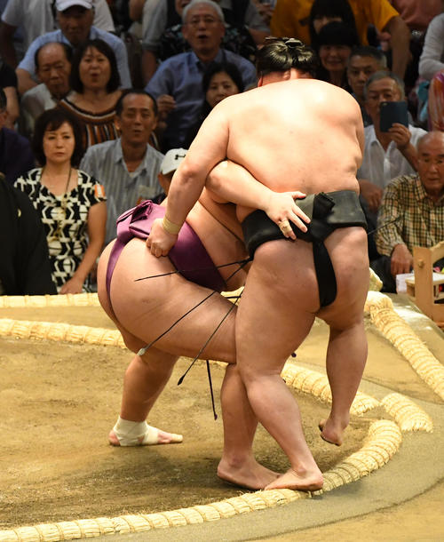 朝乃山（左）は豪栄道を寄り切りで破る（撮影・前岡正明）