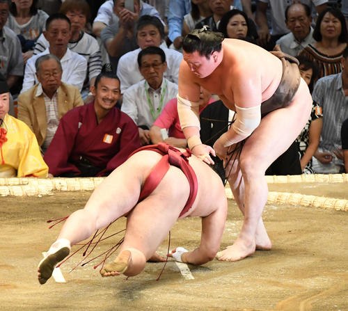 白鵬（右）は阿炎をはたき込みで破る（撮影・前岡正明）