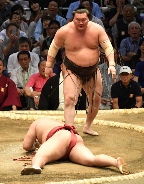 白鵬（右）は阿炎をはたき込みで破る（撮影・前岡正明）