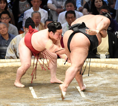 炎鵬（左）は豊ノ島を上手出し投げで破る（撮影・前岡正明）