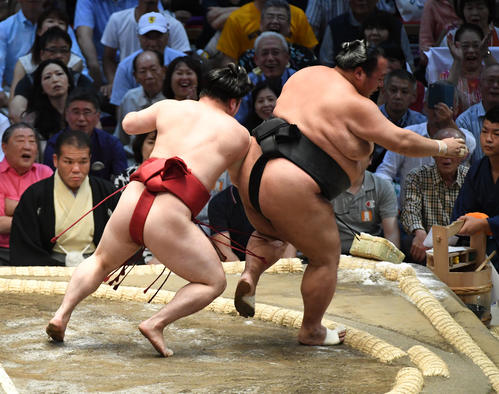 炎鵬（左）は豊ノ島を上手出し投げで破る（撮影・前岡正明）