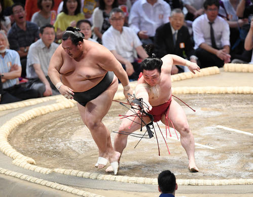 炎鵬（右）は上手出し投げで豊ノ島を下す（撮影・加藤諒）