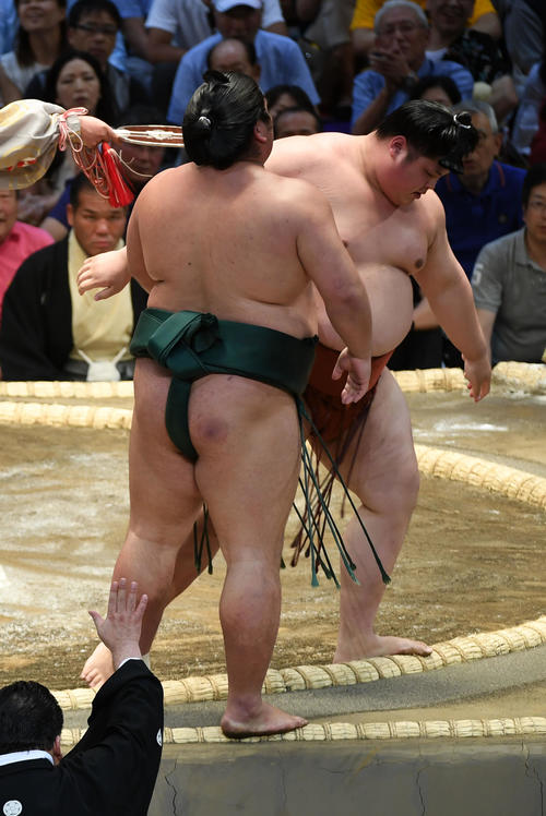 貴源治（右）は錦木を寄り切りで破る（撮影・前岡正明）