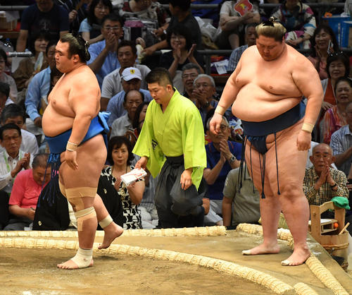 琴奨菊（左）は逸ノ城を寄り切りで破る（撮影・前岡正明）