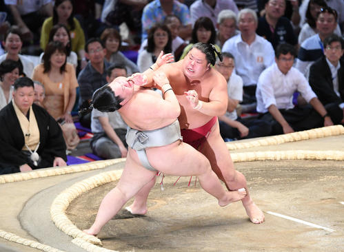 大栄翔（右）は押し倒しで明生を下す（撮影・加藤諒）