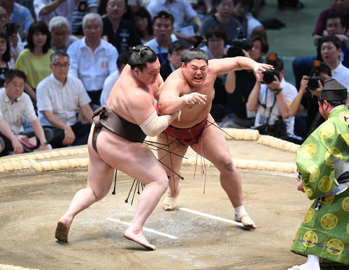 白鵬（左）を攻める阿炎（撮影・加藤諒）