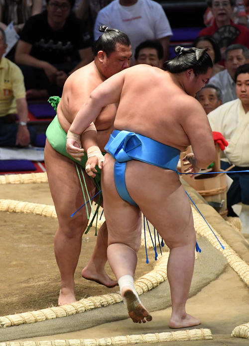 木崎海（左）は琴ノ若を寄り切りで破る（撮影・前岡正明）