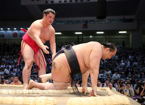竜虎（左）との取組で右膝を痛めた安美錦（撮影・鈴木正人）