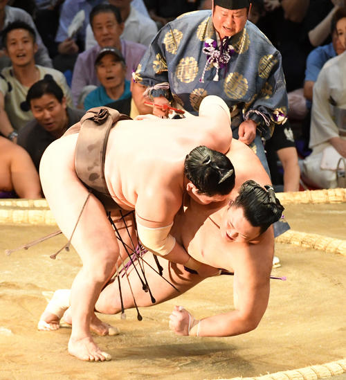 白鵬（左）は朝乃山を上手投げ破る（撮影・前岡正明）
