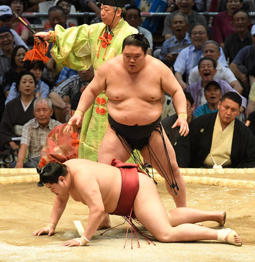 豪栄道（奥）阿炎はを上手出し投げで破る（撮影・前岡正明）
