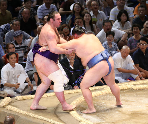 大相撲名古屋場所　栃ノ心（左）を寄り切りで破る正代（右）（撮影・白石智彦）