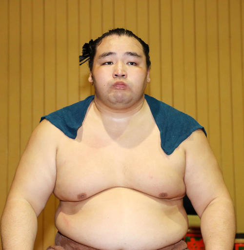 支度部屋で報道陣の質問に答える鶴竜（撮影・鈴木正人）