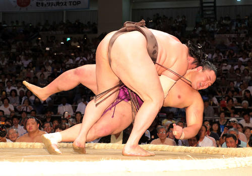 朝乃山（後方）を上手投げで破る白鵬（撮影・鈴木正人）