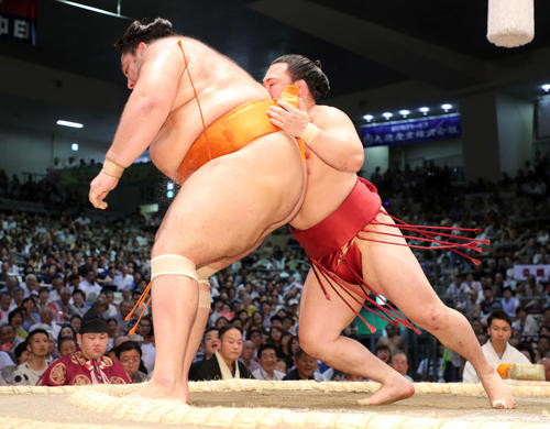魁聖（左）を送り出しで破る炎鵬（撮影・鈴木正人）