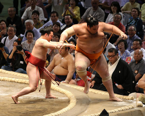 魁聖（右）を送り出しで破る炎鵬（左）（撮影・白石智彦）