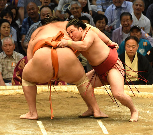 魁聖（左）を攻める炎鵬（撮影・前岡正明）