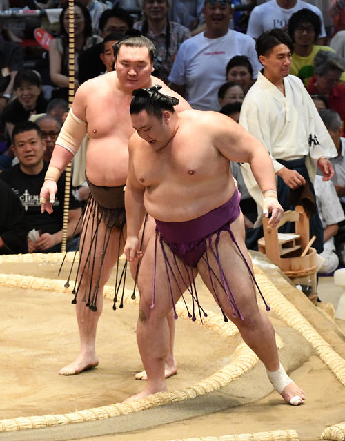 白鵬（左）に上手投げで敗れた朝乃山（撮影・前岡正明）