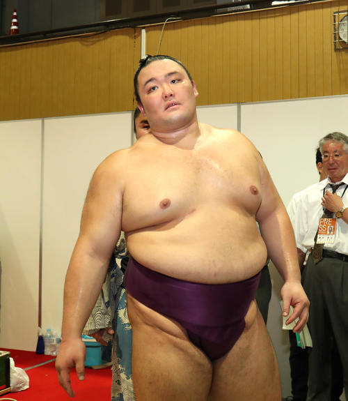 囲み取材が終わり風呂に向かう朝乃山（撮影・白石智彦）