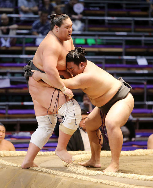 大野城（右）に寄り切りで敗れる照ノ富士（撮影・鈴木正人）
