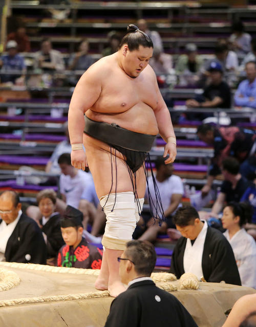 大野城に寄り切りで敗れ引き揚げる照ノ富士（撮影・鈴木正人）