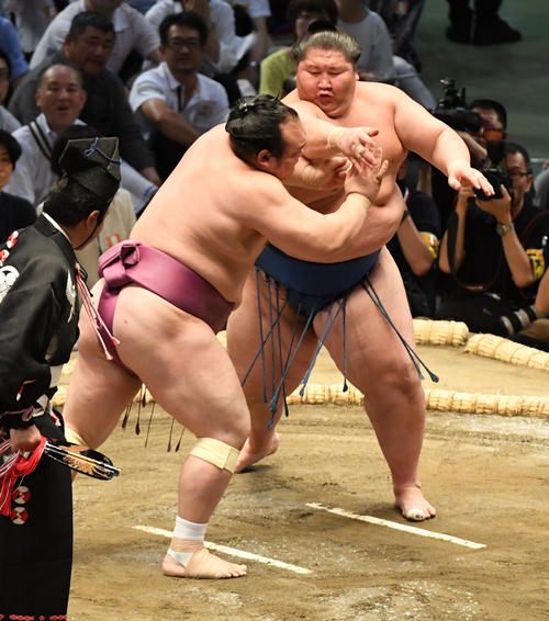 宝富士（左）の顔面を豪快に張る逸ノ城（撮影・前岡正明）