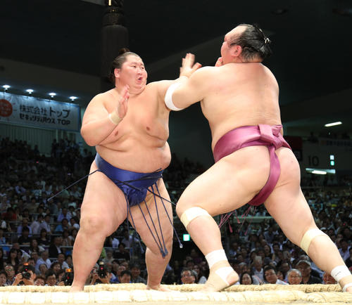 大相撲名古屋場所　宝富士を激しく攻める逸ノ城（奥）（撮影・白石智彦）