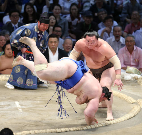 碧山（手前）をはたき込みで下す白鵬（撮影・河田真司）