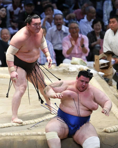 碧山（右）をはたき込みで下す白鵬（撮影・河田真司）
