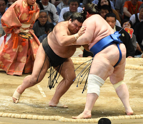 碧山（右）を攻める高安（撮影・前岡正明）
