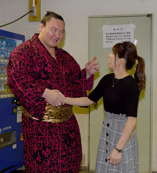 取り組み終了後、テレビ解説で訪れた吉田沙保里と話をする白鵬（撮影・森本幸一）