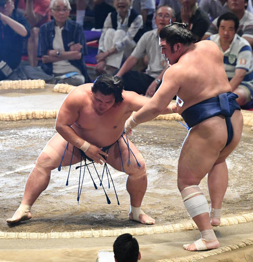 大相撲名古屋場所9日目　照強（左）が押し出して栃煌山に勝利する（撮影・奥田泰也）