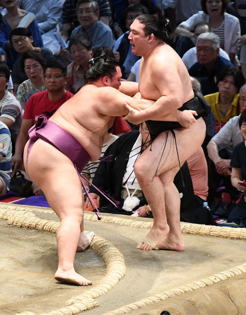 大相撲名古屋場所9日目　朝乃山（左）が寄り切って竜電に勝利する（撮影・奥田泰也）
