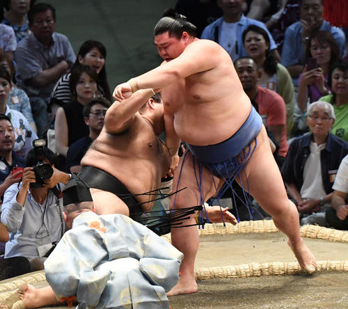 大相撲名古屋場所9日目　正代（右）が突き落としで高安に勝利する（撮影・奥田泰也）