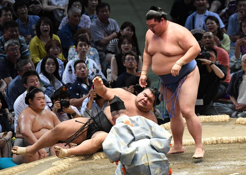 大相撲名古屋場所9日目　正代（右）が突き落としで高安に勝利する（撮影・奥田泰也）