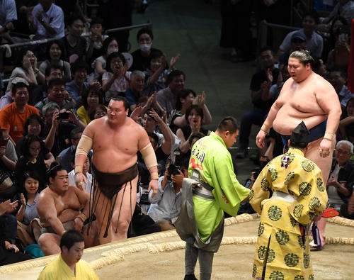 大相撲名古屋場所9日目　白鵬（左）は逸ノ城に寄りきりで負ける（撮影・奥田泰也）