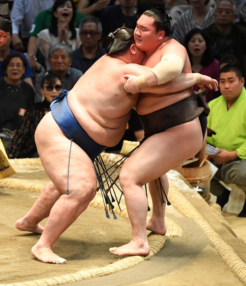 白鵬（右）は逸ノ城に寄り切りで敗れる（撮影・前岡正明）