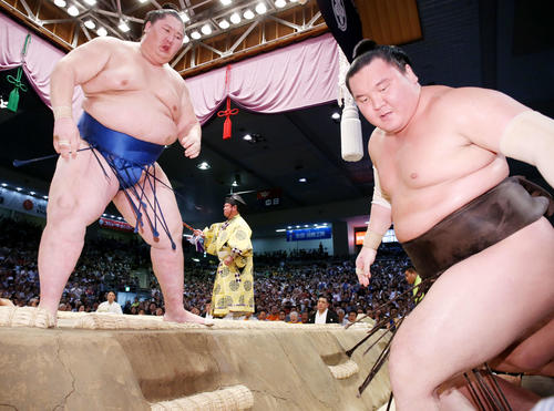 逸ノ城（左）に寄り切りで敗れる白鵬（撮影・河田真司）