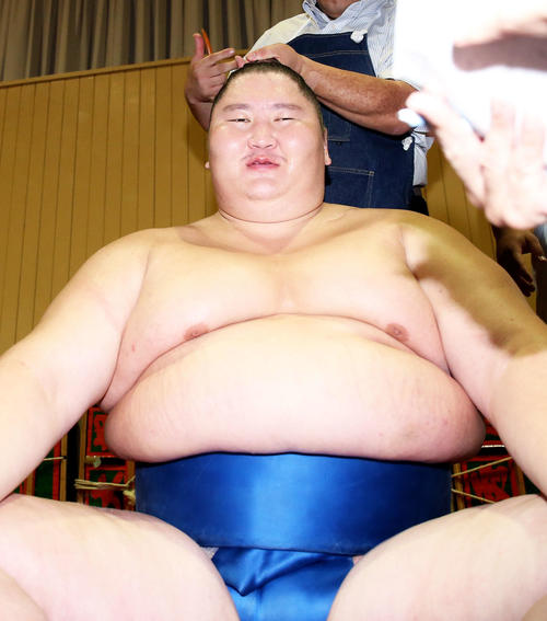 白鵬を破り、支度部屋で笑顔の逸ノ城（撮影・河田真司）