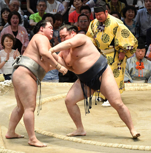 鶴竜（右）は明生を寄り切りで破る（撮影・前岡正明）