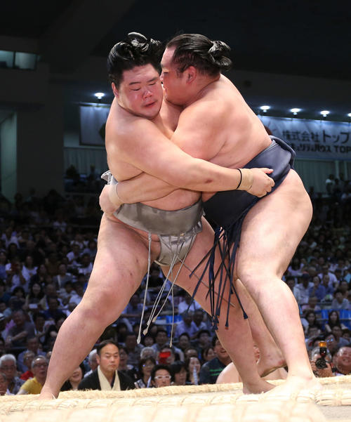 鶴竜（右）を攻める明生（撮影・河田真司）