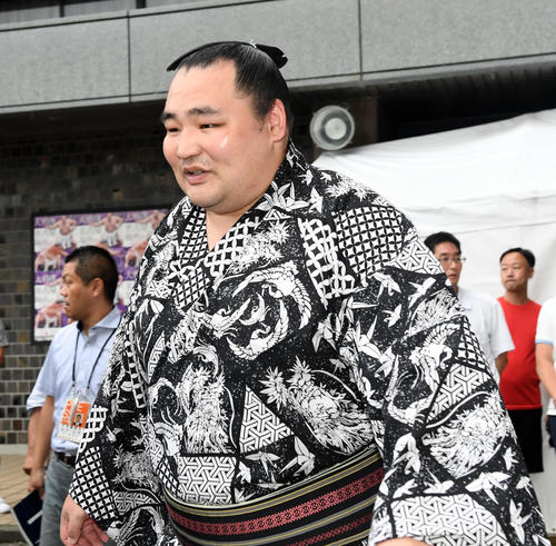 9連勝に笑顔で引き揚げる鶴竜（撮影・前岡正明）